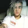El cantante rapó su cabellera y ha presumido su nuevo "look" en su cuenta de Instagram.