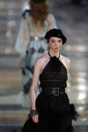 Los modelos también acapararon miradas durante el desfile de moda de Chanel.
