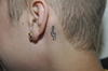 Detrás de su oído, el cantante tiene un tatuaje de una nota musical.