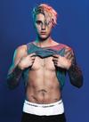Justin Bieber ha presumido los diversos tatuajes que tiene en su cuerpo.