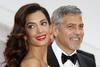 George Clooney acudió con su esposa Amal Clooney.
