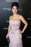 Con un vestido rosa, Salma Hayek desfiló por el Festival Internacional de Cine de Cannes, llamando la atención por su escote.