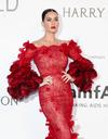 Katy Perry sorprendió con un vestido rojo que cautivó a los asistentes.