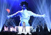 El momento más destacado de la velada llegó al final de la ceremonia, celebrada en el T-Mobile Arena de Las Vegas, Nevada, cuando Madonna salió al escenario sentada en un trono de terciopelo morado y brillantes, luciendo un traje de pantalón en color lila y portando un bastón, en clara referencia a la figura de Prince.