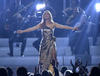 Celine Dion reapareció tras la muerte de su esposo para interpretar el tema ?The Show Must Go On?.