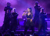 Ariana Grande subió al escenario para cantar ante los asistentes.