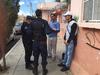 Policías hablando con encuestadores de salida de la casilla de la primaria Benito Juárez.