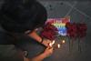 Un hombre enciende una vela en memoria de las victimas del ataque en la discoteca gay en Orlando ayer, en las puertas de la Embajada estadounidense en Bangkok, Tailandia.