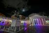 Las columnas de la Piazza del Plebiscito en Nápoles, Italia, se iluminan con los colores del arcoíris.