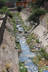 En el afluente pueden encontrarse desde escombro y basura doméstica, hasta fluidos industriales.