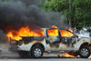 Los manifestantes incendiaron algunos tráileres de empresas privadas para impedir el avance de los policías.