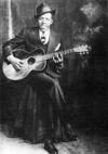 Robert Johnson, importante cantante, compositor y guitarrista de blues de la década de los 30, murió a la edad de 27 años en circunstancias extrañas. Mientras algunos dicen que fue neumonía, otros señalan envenenamiento.