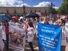“¡No a la universalización de los servicios de salud en México!, ¡No a la criminalización de la profesión”, son algunos de los mensajes escritos en las pancartas que los galenos portan en la protesta.