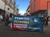 “¡No a la universalización de los servicios de salud en México!, ¡No a la criminalización de la profesión”, son algunos de los mensajes escritos en las pancartas que los galenos portan en la protesta.