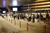 Una empleada del aeropuerto relató a una emisora que una de las explosiones sucedió justo en la entrada al terminal de salidas internacionales.