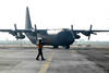 Un avión Hércules del Ejército Mexicano arribó ayer al aeropuerto de Puerto Escondido con productos básicos para distribuirlos en las tiendas comunitarias.