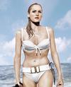 Angelina Jolie lució su tremenda figura en bikini interpretando a la aventurera Lara Croft en la cinta Tomb Raider.