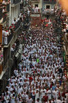 Miles de personas han abarrotado calles y balcones de Pamplona para acudir, en el día grande de sus fiestas, a la tradicional procesión a San Fermí­n.