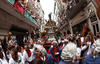 En el festival de San Fermí­n, honran al Santo con cánticos, jotas y ofrendas.