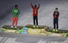 El keniano Eliud Kipchoge recibió la medalla de oro tras ganar el maratón.