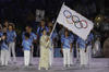 La gobernadora de Tokyo, Yuriko Koike, ondea la bandera olímpica.