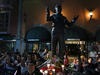 Cientos de personas lloran y cantan las canciones de Juan Gabriel al pie de su escultura.
