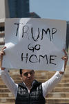 Los manifestantes alzaron pancartas en contra de Donald Trump.