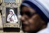 El papa explicó que la figura de la madre Teresa será la santa de "todo el mundo del voluntariado" y les instó a "que ella sea vuestro modelo de santidad".