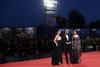 La actriz italiana Monica Bellucci y la serbia Sloboda Micalovic junto con el director serbio Emir Kusturica posan en la alfombra roja antes de la proyección de la palícula On the Milky Road.