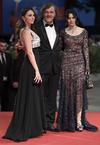 La actriz italiana Monica Bellucci y la serbia Sloboda Micalovic junto con el director serbio Emir Kusturica posan en la alfombra roja antes de la proyección de la palícula On the Milky Road.