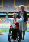 La belga Marieke Vervoort (i) posa con la medalla de plata junto a la princesa Astrid de Bélgica hoy, sábado 10 de septiembre de 2016, luego de ganar el segundo lugar en la competencia femenina de atletismo de 400 m de los Juegos Paralímpicos Río 2016 en el Estadio Olímpico de Río de Janeiro (Brasil).