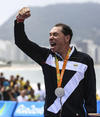 El italiano Michele Ferrarin ganador de plata celebra con su medalla hoy, sábado 10 de septiembre de 2016, en la competencia masculina de triatlón PT-2 de los Juegos Paralímpicos Río 2016 en la Playa de Copacabana de Río de Janeiro (Brasil).