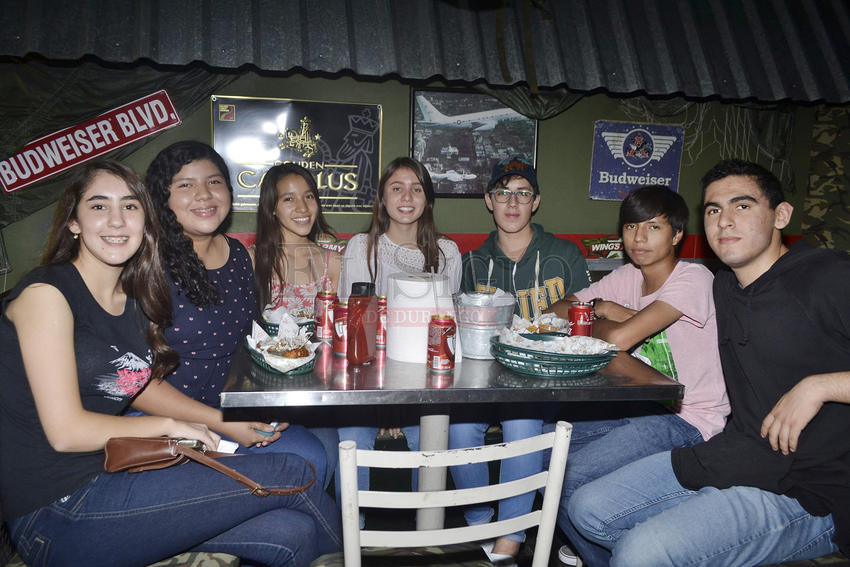 Amigos difrutan de una agradable noche juntos.