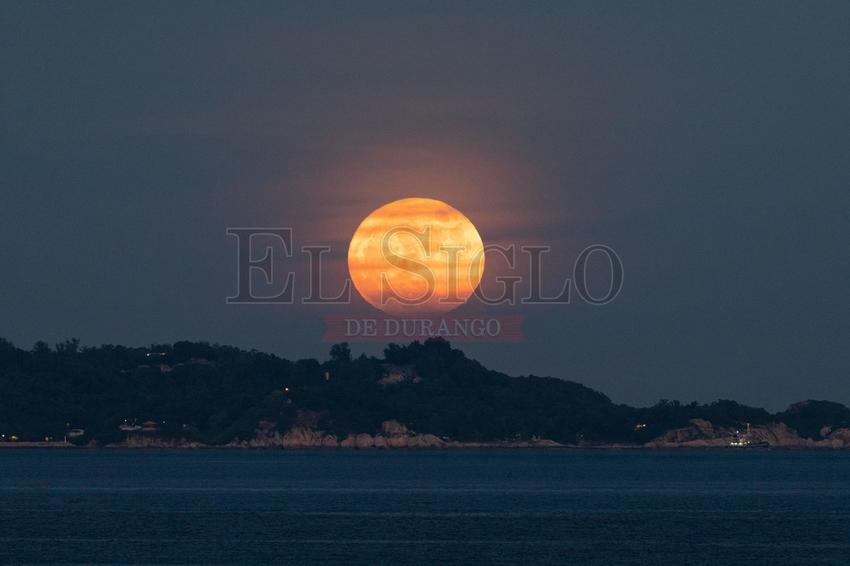 Dicho evento no es porque el sat&eacute;lite natural de la Tierra se torne precisamente en color azul, sino porque se trata de la segunda Luna llena del mes.