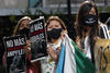 Activistas en contra de la tauromaquia se manifiestan hoy frente a una sede del Poder Judicial de la Federación en Ciudad de México