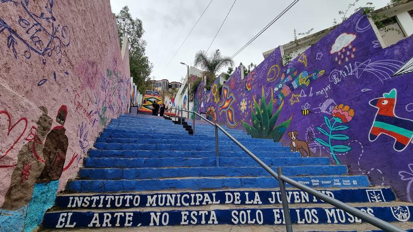 Artistas urbanos dan color a las 'escaleras del parque'