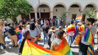 Activistas y miembros de la comunidad LGTBQ+ se manifiestan en el Congreso del Estado de Durango
