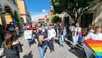 Activistas y miembros de la comunidad LGTBQ+ se manifiestan en el Congreso del Estado de Durango