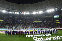 GR3140. DOHA (CATAR), 23/11/2022.- El árbitro dubaití Mohammed Abdulla sanciona a Francisco Calvo de Costa Rica hoy, en un partido de la fase de grupos del Mundial de Fútbol Qatar 2022 entre España y Costa Rica en el estadio Al Zumama en Doha (Catar). EFE/José Méndez