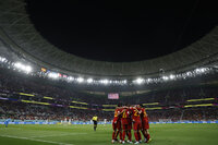 GR3140. DOHA (CATAR), 23/11/2022.- El árbitro dubaití Mohammed Abdulla sanciona a Francisco Calvo de Costa Rica hoy, en un partido de la fase de grupos del Mundial de Fútbol Qatar 2022 entre España y Costa Rica en el estadio Al Zumama en Doha (Catar). EFE/José Méndez