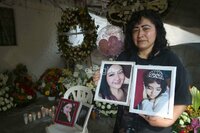 Familiares de las hermanas Esmeralda y Sofía colocaron flores en el registro donde murieron al caer, cuando se dirigían a un concierto de Zoé, en el Palacio de los Deportes. Posteriormente marcharon rumbo a la Fiscalía.