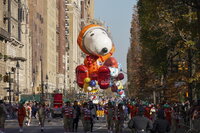 Miles de personas salieron a las calles para presenciar el vuelo de los globos gigantes y el paso de los carros alegóricos que marcan el inicio de la temporada navideña