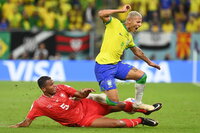 Mientras Neymar trabaja las 24 horas al día para recuperar su tobillo maltrecho y volver a jugar el Mundial, un Brasil terrenal le aseguró los octavos de final.