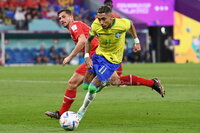 Mientras Neymar trabaja las 24 horas al día para recuperar su tobillo maltrecho y volver a jugar el Mundial, un Brasil terrenal le aseguró los octavos de final.