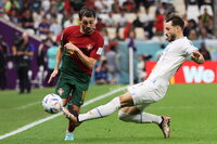 El cuadro portugués dominó el partido y con doblete de Bruno Fernandes aseguró su pase a octavos de final