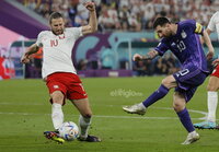 La sangre joven de Argentina salió al rescate tras un tropiezo de Lionel Messi y sometió 2-0 a Polonia para meterse en los octavos de final del Mundial.