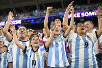 La sangre joven de Argentina salió al rescate tras un tropiezo de Lionel Messi y sometió 2-0 a Polonia para meterse en los octavos de final del Mundial.