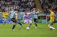 La selección de Argentina se impuso por un resultado más ajustado de lo esperado a Australia (2-1) y se clasificó para los cuartos de final del Mundial de Qatar