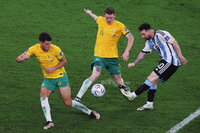 La selección de Argentina se impuso por un resultado más ajustado de lo esperado a Australia (2-1) y se clasificó para los cuartos de final del Mundial de Qatar