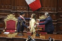 La abogada izquierdista Dina Boluarte juró este miércoles ante el pleno del Congreso como la primera presidenta de la historia de Perú.